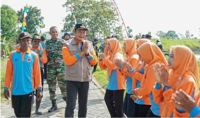Antisipasi Bencana Alam, Bupati Yuhronur Tanam Pohon Bambu di Bantaran Sungai Mengkuli Antisipasi Bencana Alam, Bupati Yuhronur Tanam Pohon Bambu di Bantaran Sungai Mengkuli