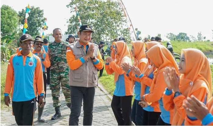 Antisipasi Bencana Alam, Bupati Yuhronur Tanam Pohon Bambu di Bantaran Sungai Mengkuli