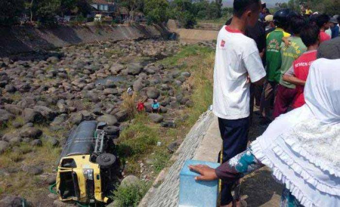 Truk Tangki Air di Nganjuk Nyemplung Kali