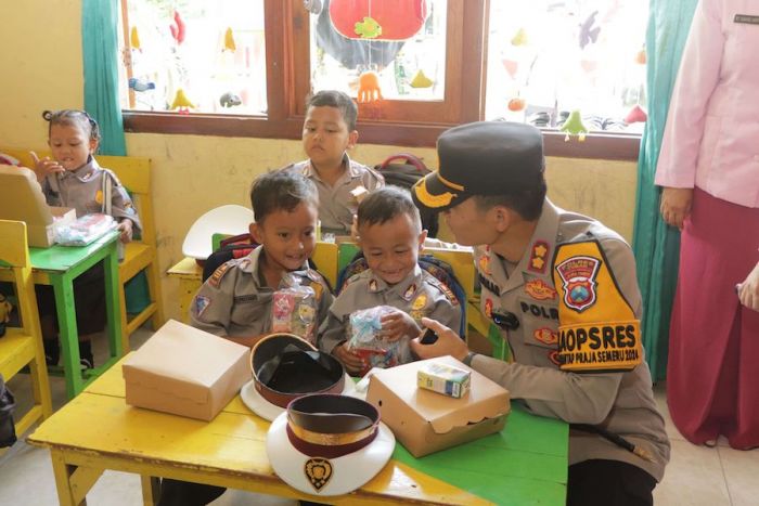 Polres Tuban Kembali Bagikan Makan Bergizi Gratis Bagi Murid TK Polres Tuban Kembali Bagikan Makan Bergizi Gratis Bagi Murid TK
