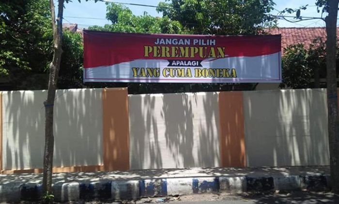 H-30 Coblosan, Spanduk Provokatif Bertebaran di Sudut Kota Banyuwangi H-30 Coblosan, Spanduk Provokatif Bertebaran di Sudut Kota Banyuwangi