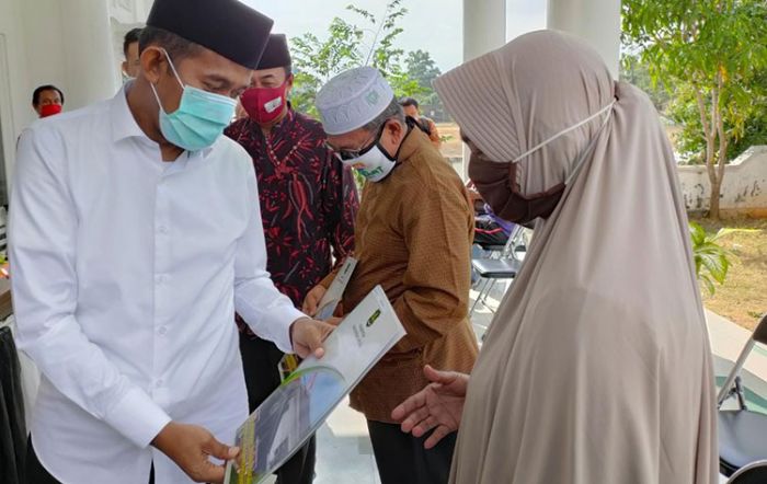 Layani Masyarakat, Wabup Sumenep Serahkan Sertifikat Hak Tanah Pertanian Kepada Warga Paberasan