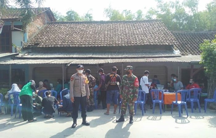 Anggota Koramil Paron Ngawi Kawal Vaksinasi di Kecamatan Paron Anggota Koramil Paron Ngawi Kawal Vaksinasi di Kecamatan Paron