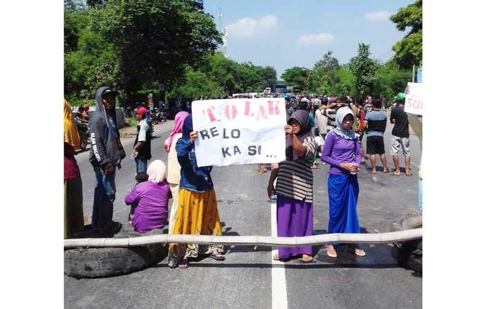 Tuntut Tambang di Desa Sumberanyar Ditutup, Ratusan Warga Blokir Jalan Tuntut Tambang di Desa Sumberanyar Ditutup, Ratusan Warga Blokir Jalan
