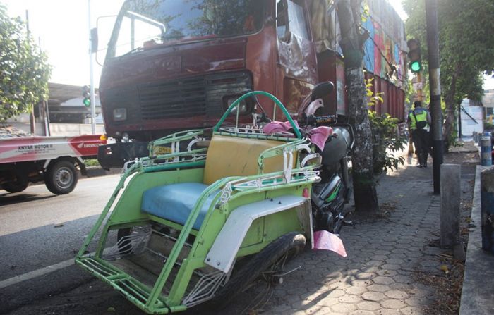 Terseret Hingga 300 Meter, Pengemudi Bentor di Jombang Tewas Usai Dihantam Truk