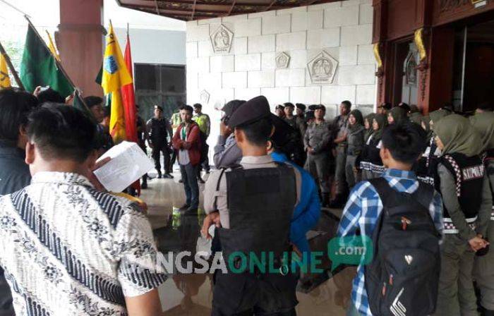 Perjuangkan Nasib Petani, Aktivis Mahasiswa Demo Pemkab Gresik Perjuangkan Nasib Petani, Aktivis Mahasiswa Demo Pemkab Gresik
