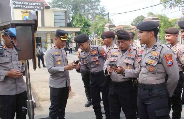 Pastikan Anggota Tak Main Judi Online, Polres Kediri Kota Gelar Pemeriksaan HP Pastikan Anggota Tak Main Judi Online, Polres Kediri Kota Gelar Pemeriksaan HP