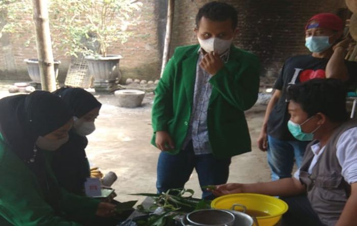 Dibantu Mahasiswa KKN, GP Ansor Kabupaten Kediri Racik Jamu Penambah Imun Dibantu Mahasiswa KKN, GP Ansor Kabupaten Kediri Racik Jamu Penambah Imun