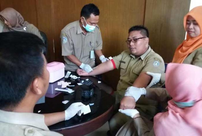 Dua Persen Penderita HIV/AIDS di Situbondo dari PNS, Ratusan Pegawai Dinkes Situbondo Dites Dua Persen Penderita HIV/AIDS di Situbondo dari PNS, Ratusan Pegawai Dinkes Situbondo Dites