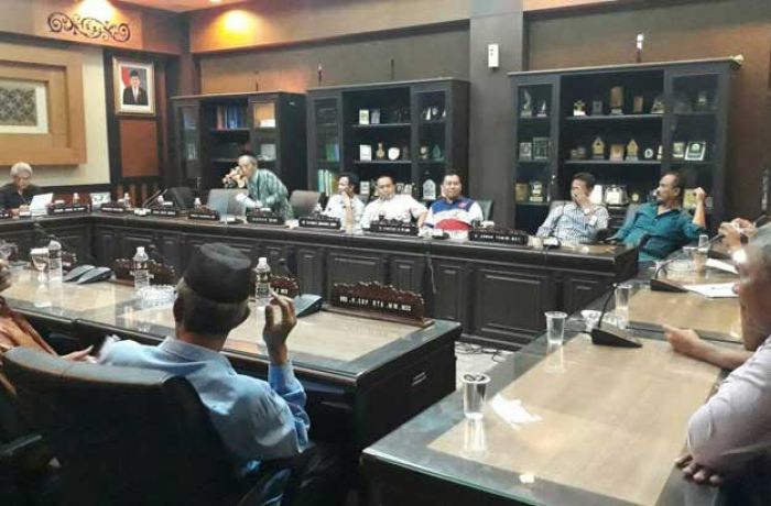 Warga Pamurbaya Ngeluruk DPRD Jatim, Tuntut Keadilan Warga Pamurbaya Ngeluruk DPRD Jatim, Tuntut Keadilan