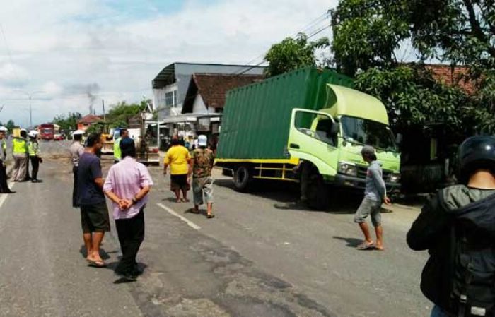 Truk Muatan 8 Ton Tepung Terguling di Jalan Raya Jombang-Surabaya 