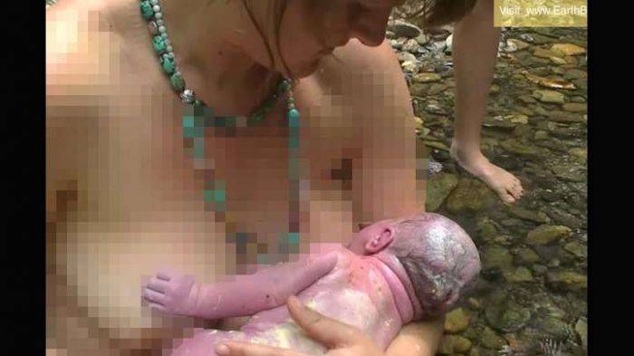 Wanita Usia 43 Tahun Ini Pilih Melahirkan di Sungai Alam Bebas Wanita Usia 43 Tahun Ini Pilih Melahirkan di Sungai Alam Bebas