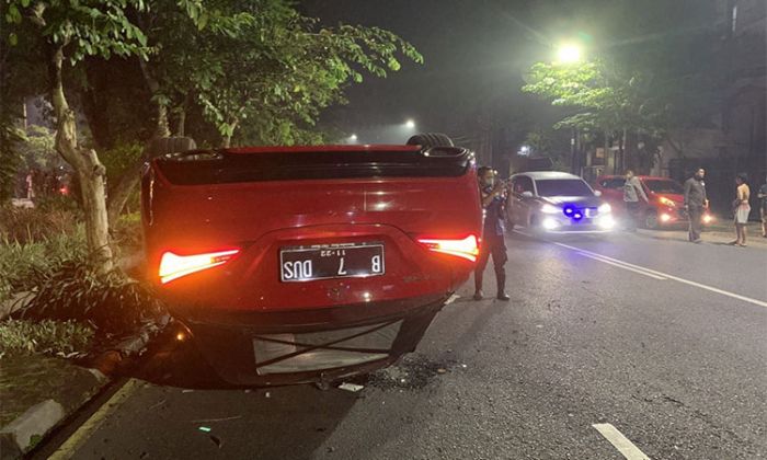 Oleng dan Hilang Kendali, Mobil Mewah Tabrak Pohon di Depan GKI Diponegoro Surabaya Oleng dan Hilang Kendali, Mobil Mewah Tabrak Pohon di Depan GKI Diponegoro Surabaya