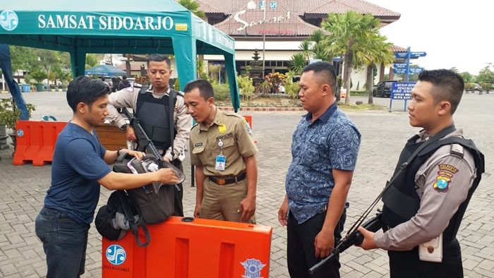 Preventif, Penjagaan Mapolresta dan Samsat Sidoarjo Dipersenjatai Lengkap 