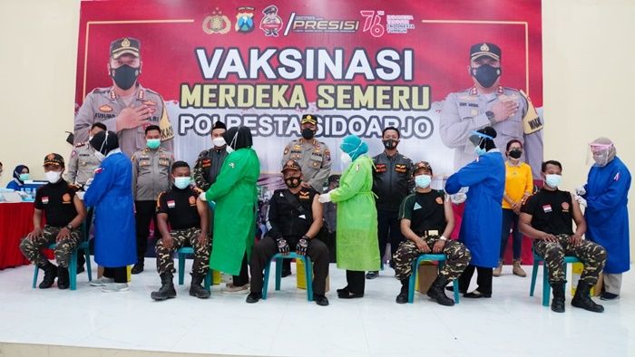 Polresta Sidoarjo Suntik Vaksin Covid-19 Dosis Kedua untuk Ratusan Anggota Banser Polresta Sidoarjo Suntik Vaksin Covid-19 Dosis Kedua untuk Ratusan Anggota Banser