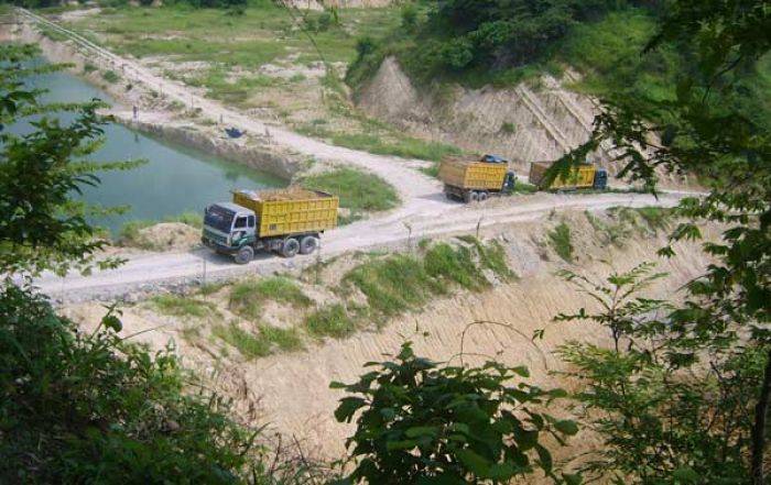 Warga Minta Bupati Gresik Tertibkan Truk Pemuat Galian C Nakal Warga Minta Bupati Gresik Tertibkan Truk Pemuat Galian C Nakal