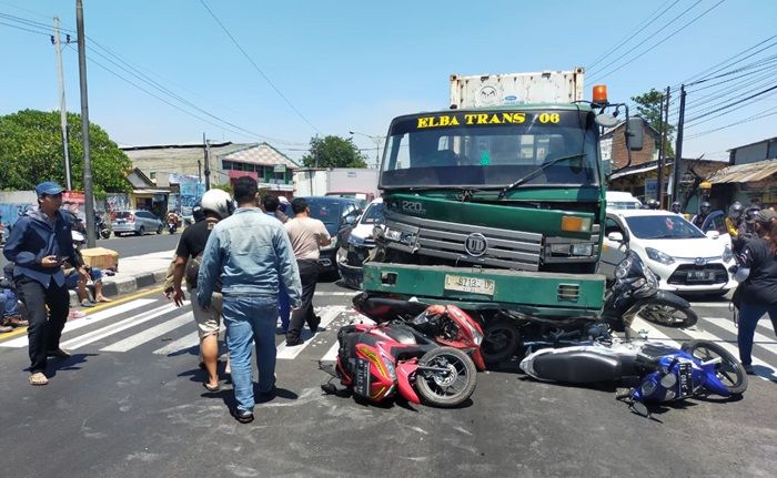 ​Rem Blong, Truk Trailer Seruduk 7 Motor dan 1 Mobil di Lampu Merah Geluran