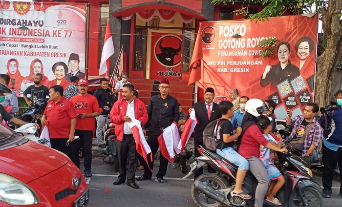 Tasyakuran HUT ke-77 RI, PDIP Gresik Tumpengan dan Bagikan 4.000 Bendera Merah Putih