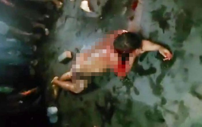 Pria Diduga Begal Babak Belur Dihajar Warga di Jalan Raya Suko Sidoarjo Pria Diduga Begal Babak Belur Dihajar Warga di Jalan Raya Suko Sidoarjo