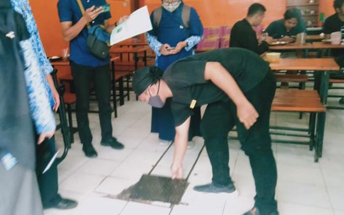 Tak Kantongi Izin Lingkungan Sejak Awal Berdiri, RM Ayam Goreng Nelongso Batu Terancam Sanksi Tak Kantongi Izin Lingkungan Sejak Awal Berdiri, RM Ayam Goreng Nelongso Batu Terancam Sanksi