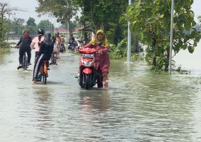 7 Desa di Kecamatan Rengel Tuban Terendam Banjir Luapan Bengawan Solo, Warga Enggan Dievakuasi 7 Desa di Kecamatan Rengel Tuban Terendam Banjir Luapan Bengawan Solo, Warga Enggan Dievakuasi