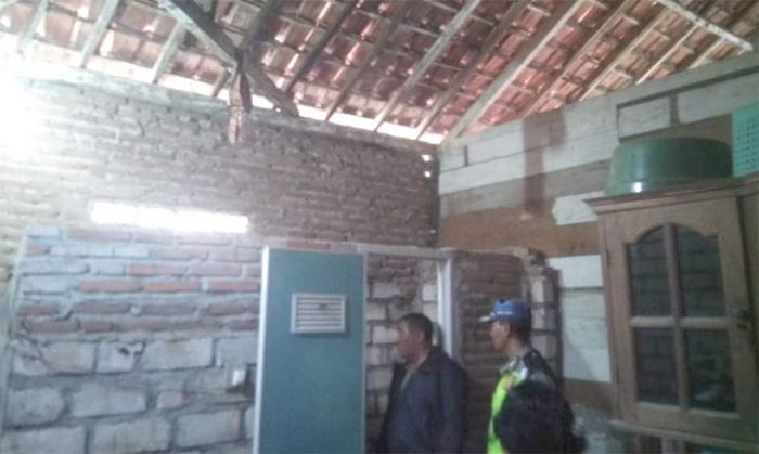 Ditinggal Takziah Bapaknya, Perempuan di Tuban Ditemukan Gantung Diri Ditinggal Takziah Bapaknya, Perempuan di Tuban Ditemukan Gantung Diri