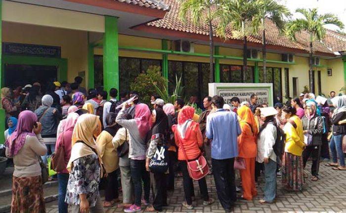 Buruknya Pelayanan Dispendukcapil Jombang, Antrean Mengular Hingga 25 Meter! Buruknya Pelayanan Dispendukcapil Jombang, Antrean Mengular Hingga 25 Meter!