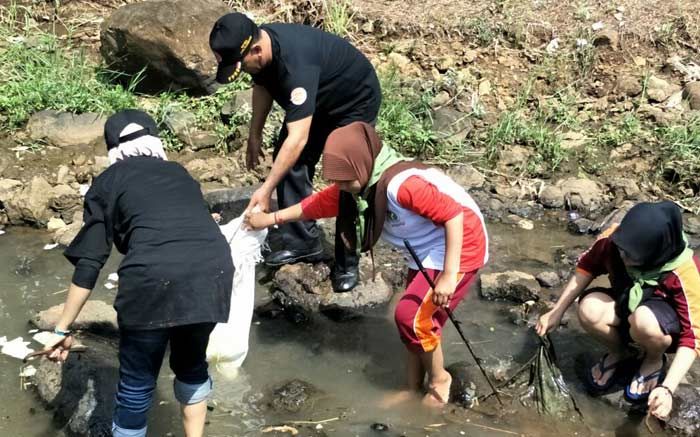 Komunitas Medsos dan Polsek Purwosari Ajak Warga tak Buang Sampah di Sungai