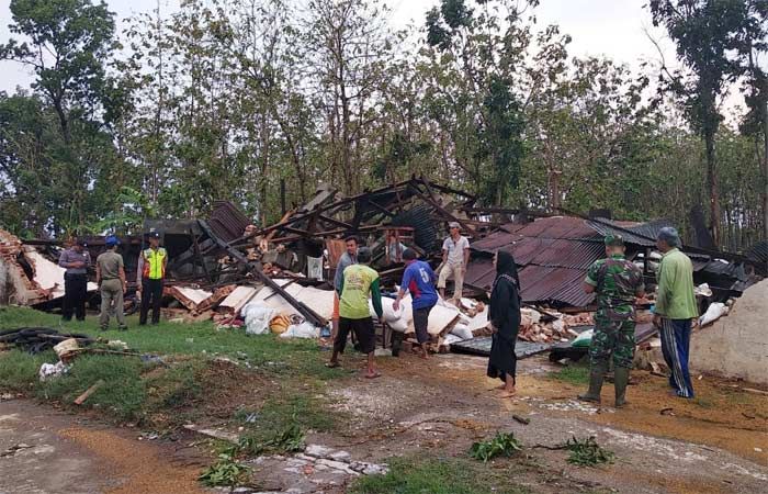 Hujan Disertai Angin Terjang Senori dan Bangilan: Sejumlah Bangunan Roboh dan Fasum Rusak Hujan Disertai Angin Terjang Senori dan Bangilan: Sejumlah Bangunan Roboh dan Fasum Rusak