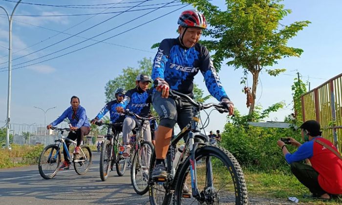 Kampanyekan Gowes agar Sehat, Pak RT Datangi Satu per Satu Rumah Warganya