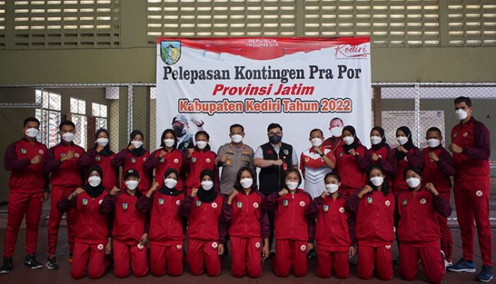 Lepas Kontingen Bola Voli, Bupati Kediri Siapkan Beasiswa untuk Atlet Berprestasi Lepas Kontingen Bola Voli, Bupati Kediri Siapkan Beasiswa untuk Atlet Berprestasi