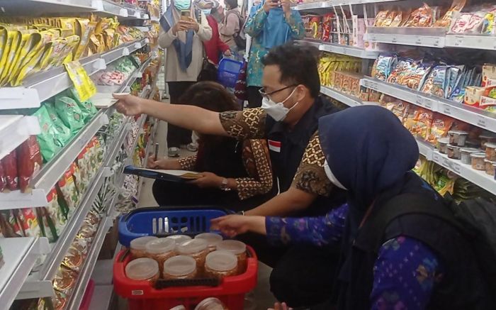 Sidak Minimarket Jelang Nataru, Petugas Gabungan di Kediri Temukan Produk Tanpa Izin Edar