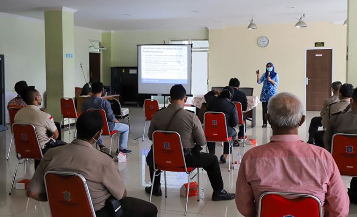 Tambah Amunisi Baru, Personel Polrestabes Surabaya Dilatih Tracing dan Asesmen Tambah Amunisi Baru, Personel Polrestabes Surabaya Dilatih Tracing dan Asesmen