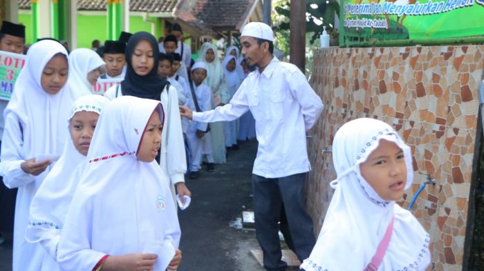 Tanamkan Nilai Keagamaan Sejak Dini, SDN Songgokerto 01 Kota Batu Gelar Manasik Haji Tanamkan Nilai Keagamaan Sejak Dini, SDN Songgokerto 01 Kota Batu Gelar Manasik Haji