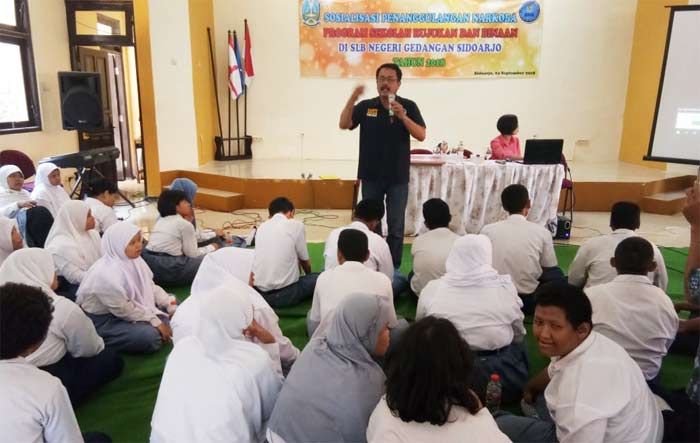 Satreskoba Polresta Sidoarjo Beri Penyuluhan kepada Anak-anak SLB N di Gedangan