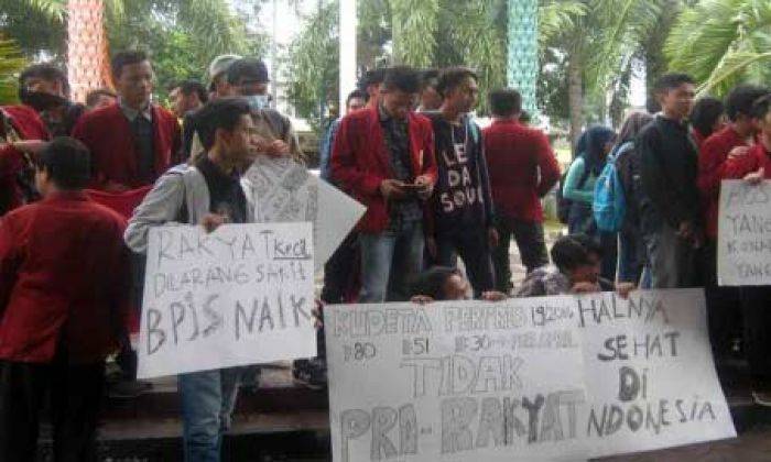 Mahasiswa Muhammadiyah Jember Demo Tolak Kenaikan BPJS, Ketua Komisi D: BPJS jadi Penyakit Baru Mahasiswa Muhammadiyah Jember Demo Tolak Kenaikan BPJS, Ketua Komisi D: BPJS jadi Penyakit Baru