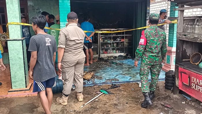 Diduga Korsleting Listrik, Sebuah Toko Kelontong di Tuban Ludes Terbakar Diduga Korsleting Listrik, Sebuah Toko Kelontong di Tuban Ludes Terbakar