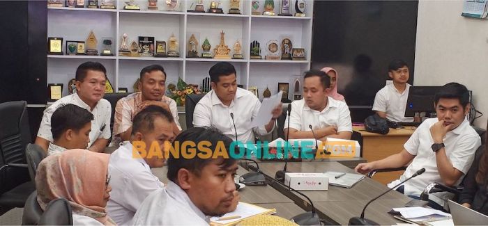 DPRD Gresik Rekomendasikan Dee Beauty Kembalikan Ijazah dan Hak Eks Karyawan DPRD Gresik Rekomendasikan Dee Beauty Kembalikan Ijazah dan Hak Eks Karyawan