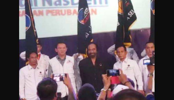 Lantik Kader, Surya Paloh Sematkan Rompi NasDem Bertuliskan Teman Ahok Lantik Kader, Surya Paloh Sematkan Rompi NasDem Bertuliskan Teman Ahok