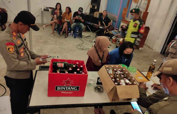 Gelar Patroli Harkamtibmas, Petugas Temukan Warung yang Jual Miras di Sidoarjo Gelar Patroli Harkamtibmas, Petugas Temukan Warung yang Jual Miras di Sidoarjo
