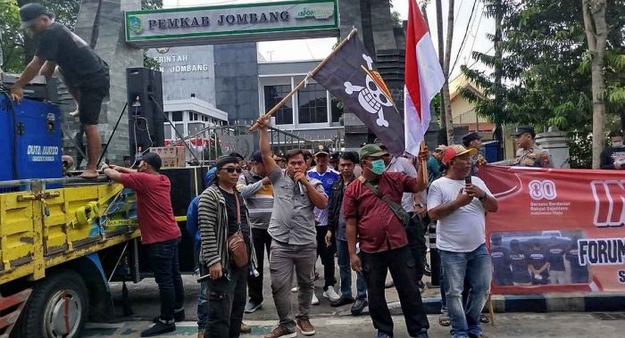 Pemuda Jombatan Desak Evaluasi Disdagrin Jombang soal Dugaan Pungli di Kawasan Jokul Pemuda Jombatan Desak Evaluasi Disdagrin Jombang soal Dugaan Pungli di Kawasan Jokul