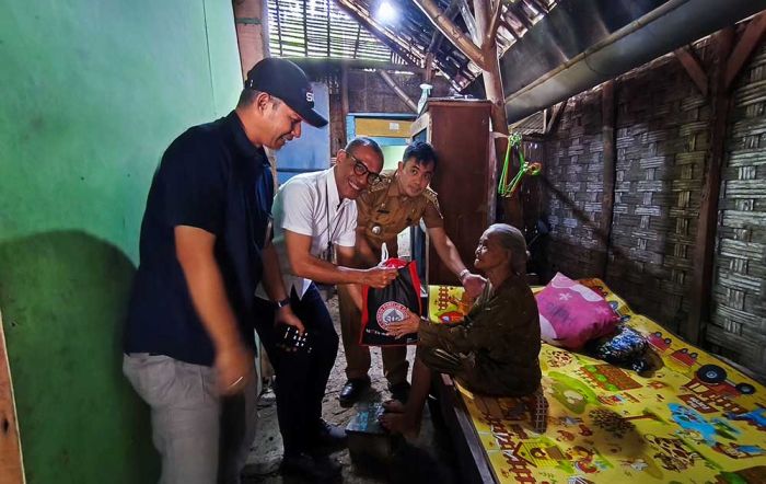SIG Berikan Sembako untuk Korban Banjir di Tuban SIG Berikan Sembako untuk Korban Banjir di Tuban