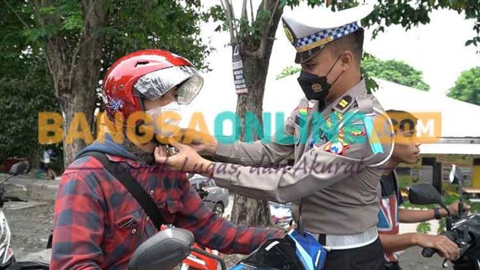 Operasi Zebra Semeru 2022, Satlantas Polres Gresik Bagikan Helm SNI kepada Pengguna Jalan Operasi Zebra Semeru 2022, Satlantas Polres Gresik Bagikan Helm SNI kepada Pengguna Jalan