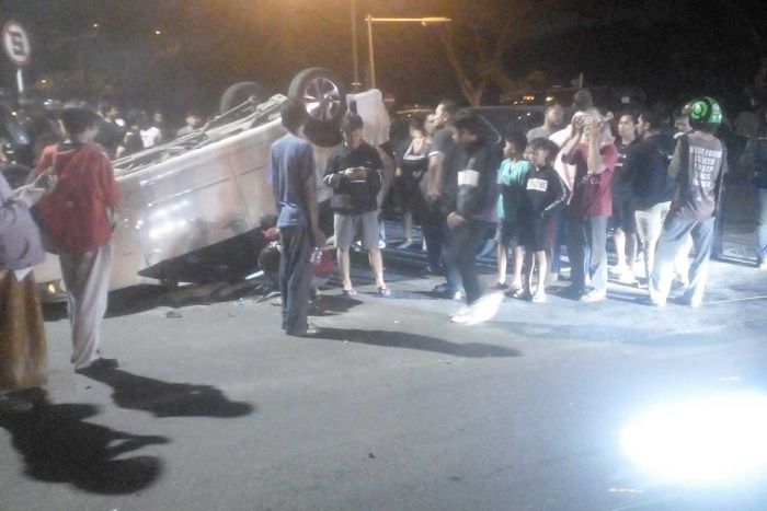 Oleng, Dua Mobil di Made Surabaya Terlibat Kecelakaan, Satu Pengendara Alami Luka Serius Oleng, Dua Mobil di Made Surabaya Terlibat Kecelakaan, Satu Pengendara Alami Luka Serius