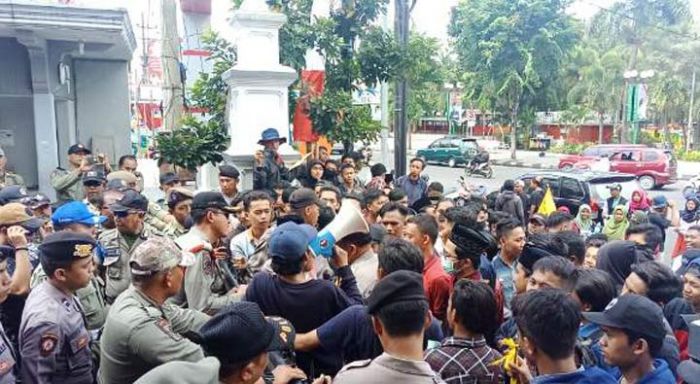 Saluran Irigasi Dibelokkan oleh Pabrik Semen, Mahasiswa PMII Jember Lakukan Protes ke Bupati Saluran Irigasi Dibelokkan oleh Pabrik Semen, Mahasiswa PMII Jember Lakukan Protes ke Bupati