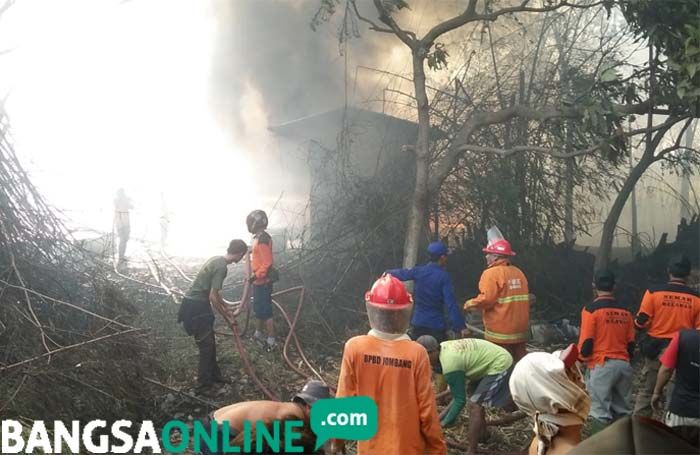 Kebakaran Pabrik Penggilingan Plastik di Diwek Jombang Nyaris Merambat ke Pemukiman Kebakaran Pabrik Penggilingan Plastik di Diwek Jombang Nyaris Merambat ke Pemukiman