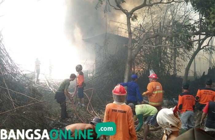 Kebakaran Pabrik Penggilingan Plastik di Diwek Jombang Nyaris Merambat ke Pemukiman