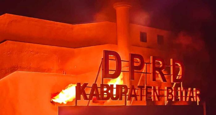 Kerusuhan DPRD Kabupaten Blitar Diduga Terhubung dengan Aksi Anarkis di Kediri Kerusuhan DPRD Kabupaten Blitar Diduga Terhubung dengan Aksi Anarkis di Kediri