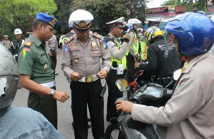 Operasi Zebra di Sidoarjo, Petugas Temukan Warga Sipil Kenakan Pakaian Kopassus Operasi Zebra di Sidoarjo, Petugas Temukan Warga Sipil Kenakan Pakaian Kopassus