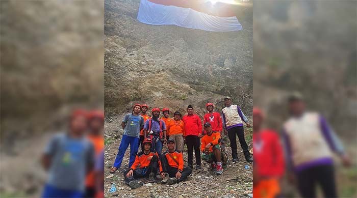 Peringati HUT RI ke-77. DPC PDIP Kabupaten Pasuruan Kibarkan Bendera di Tebing Setinggi 60 Meter Peringati HUT RI ke-77. DPC PDIP Kabupaten Pasuruan Kibarkan Bendera di Tebing Setinggi 60 Meter